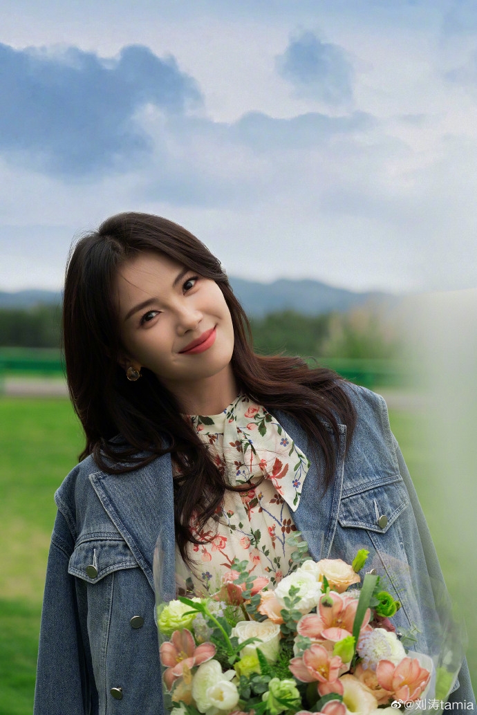 劉濤多年前因為富商老公破產復出拍片,因此也被網友稱為「國民賢妻」。