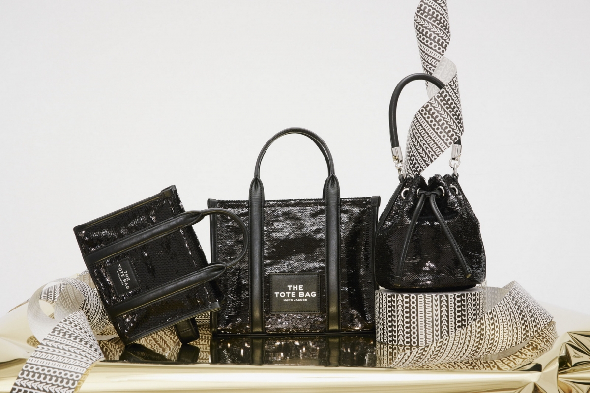 Marc Jacobs 曜石黑亮片刺繡系列- (左)The Tote Bag 托特包(迷你) NTD 13,900, (中)Tote Bag 托特包(小) NTD 14,900,(右)The Bucket水桶包 (迷你),NT$13,900