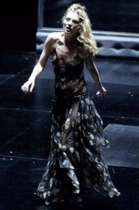 Kate Moss 演繹 Alexander McQueen 經典的骷髏頭標誌長裙。