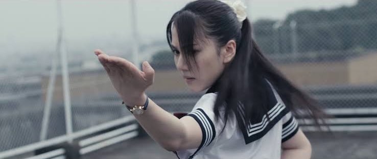山本千尋穿女高中生制服也能武打