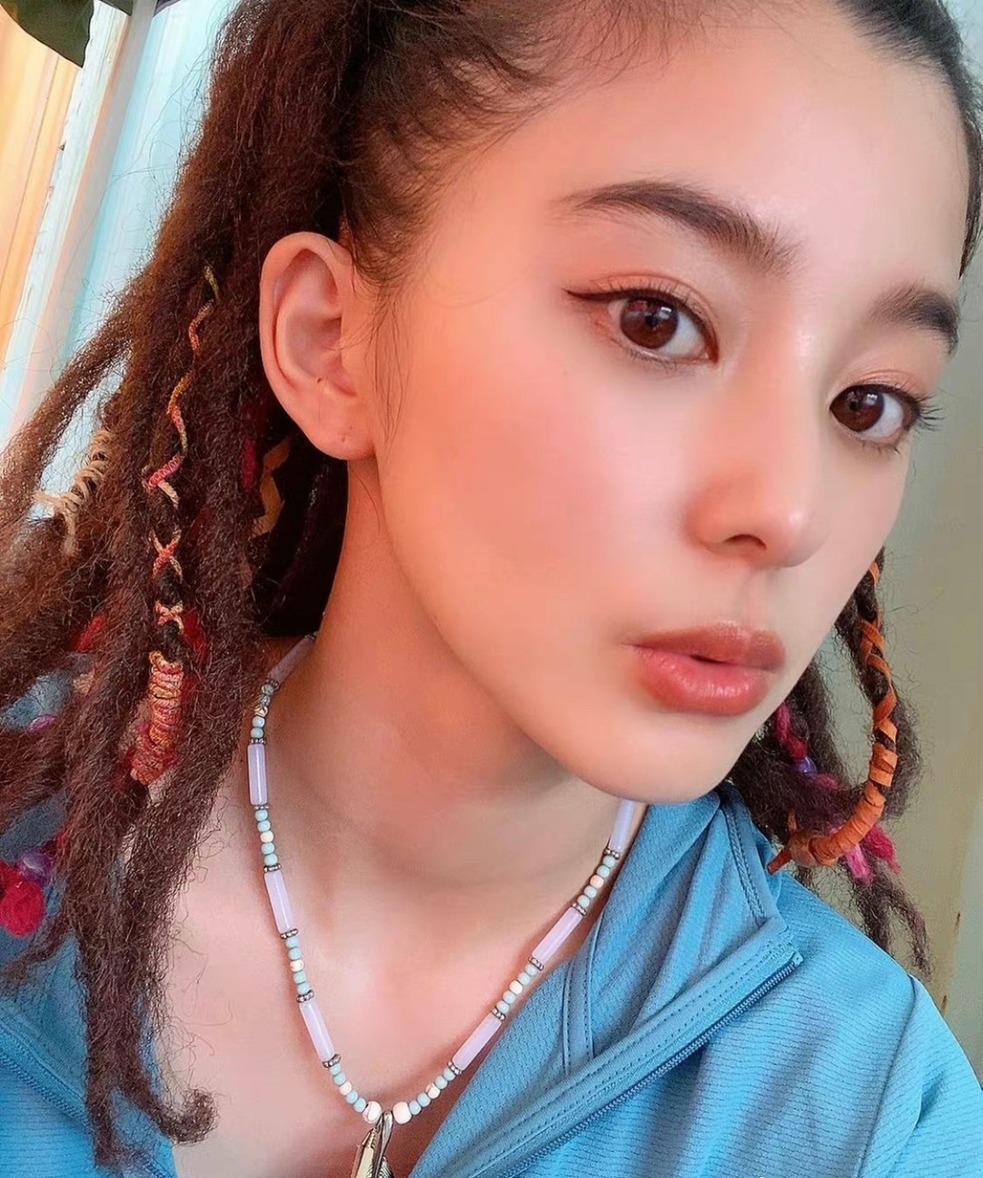 朝比奈彩的水雞造型