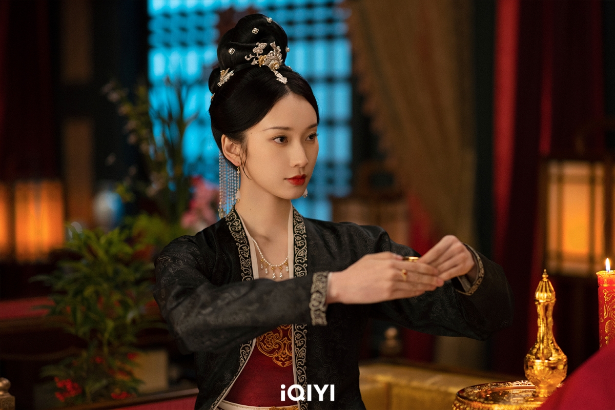 劉令姿飾演六少主夫人元英郡主。