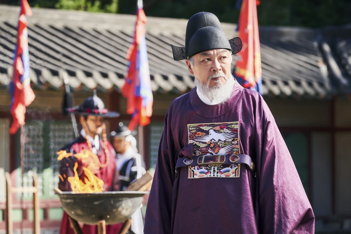 領議政是一個足以威脅王權的老練奸臣,而他的代表物品是「鏡子」