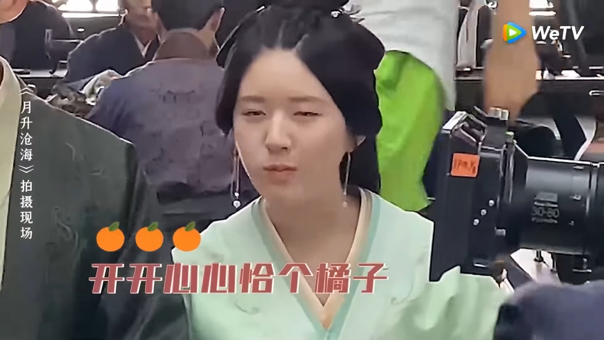趙露思在花絮中吃了道具組的小橘子
