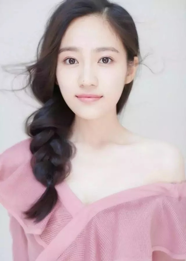 湯夢佳現代造型甜美迷人,令人驚豔。