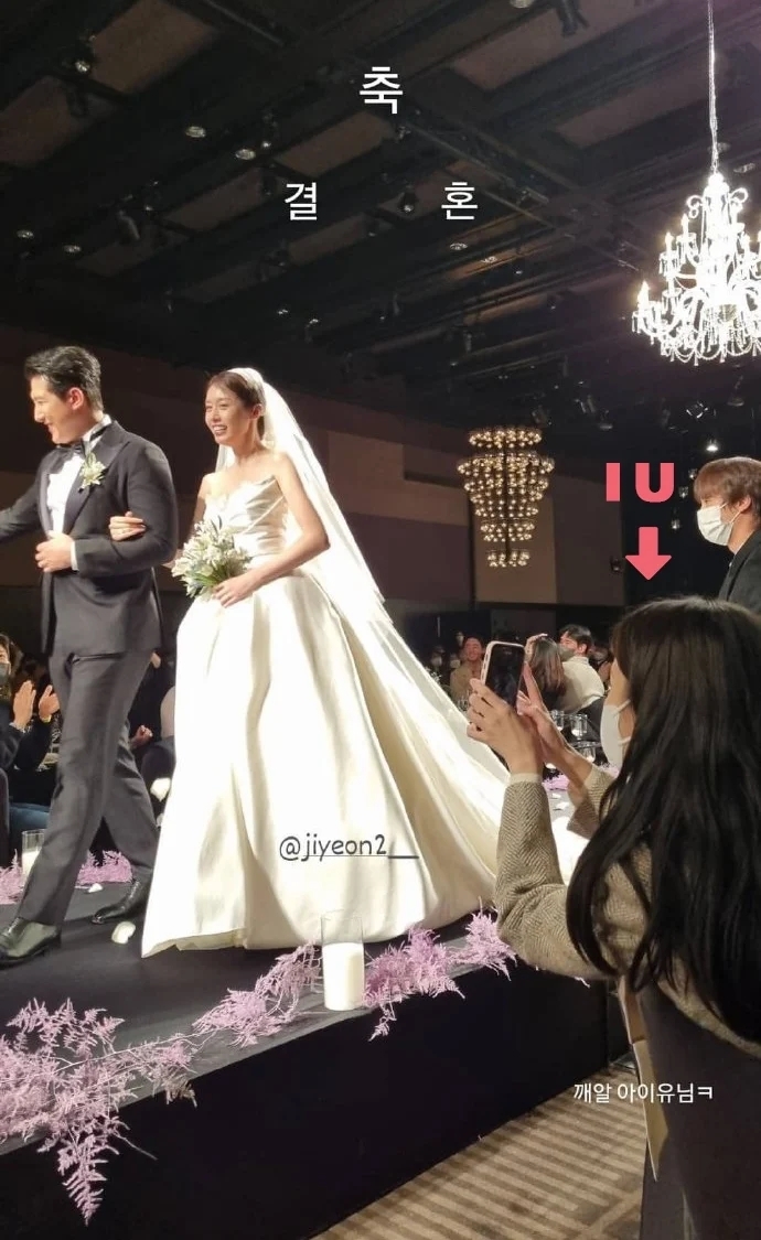 IU在台下拍好友結婚