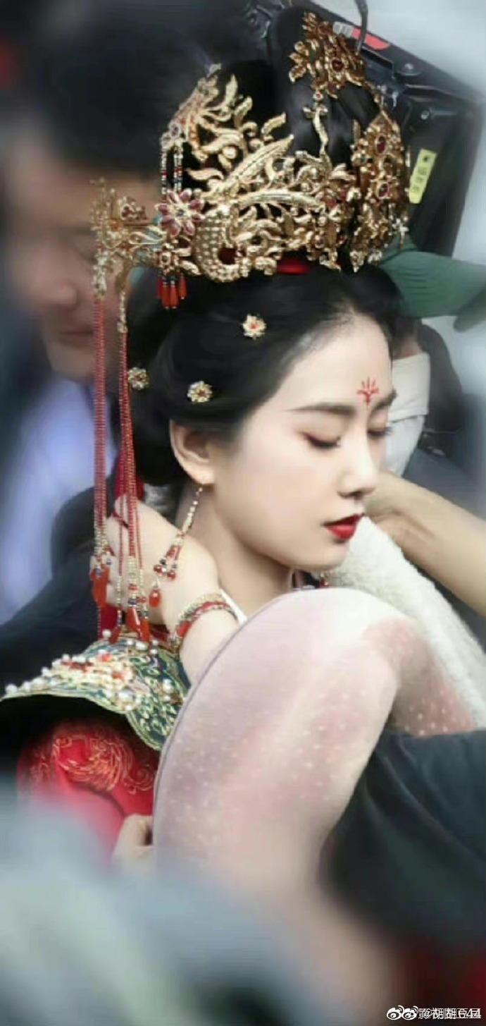 劉詩詩在《一念關山》換上宮廷禮服，她閉眼等待工作人員幫忙整理儀容。