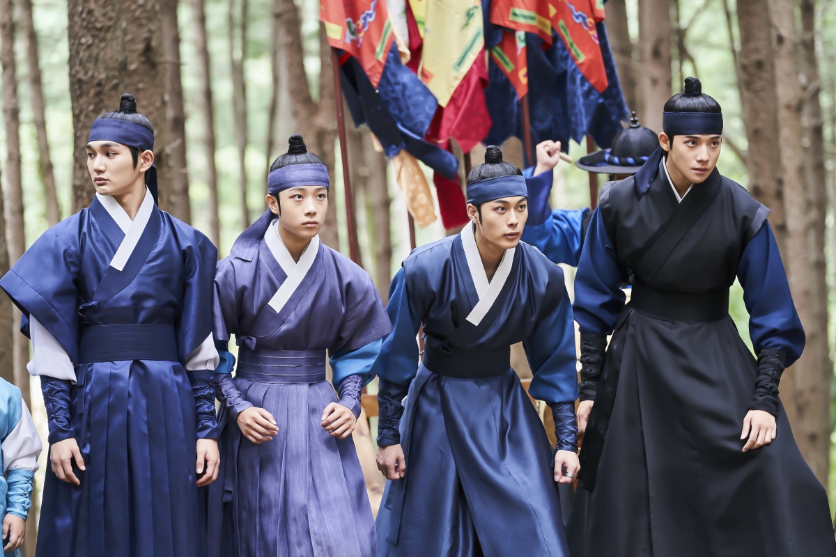 《王后傘下》中競爭王世子之位的劇照