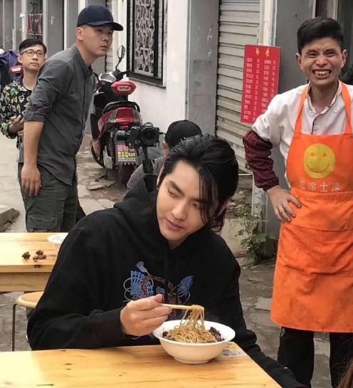 吳亦凡昔日跑去路邊吃大碗乾麵自嘲