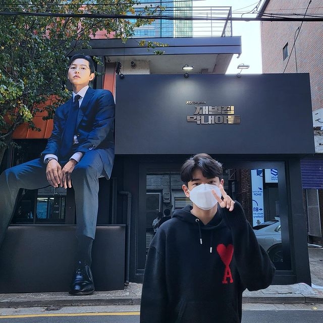 金康勳戴著口罩和假宋仲基合影相當可愛。