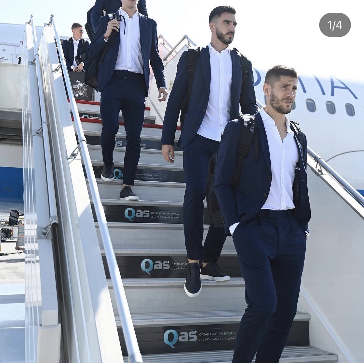 克羅埃西亞球員西裝下飛機