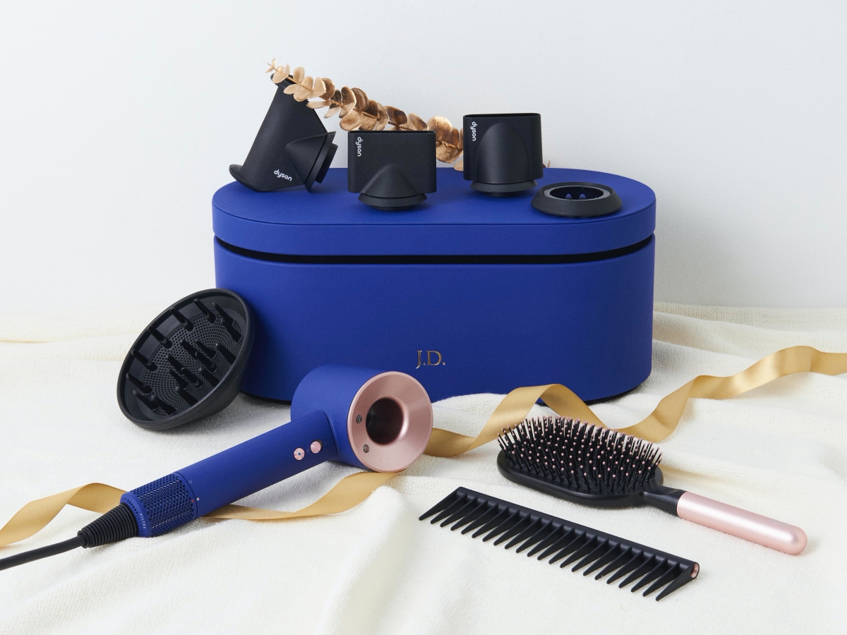 Dyson Supersonic™ 吹風機 HD08 長春花藍配玫瑰金限定版(從左到右):捲髮烘罩、全新抗毛躁吹嘴、造型集風吹嘴、順髮吹嘴、柔和乾髮吹嘴、順髮梳、按摩髮梳