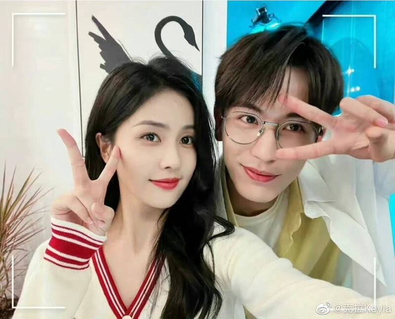 中國狗仔拍到白鹿深夜到張凌鶴家中過夜。