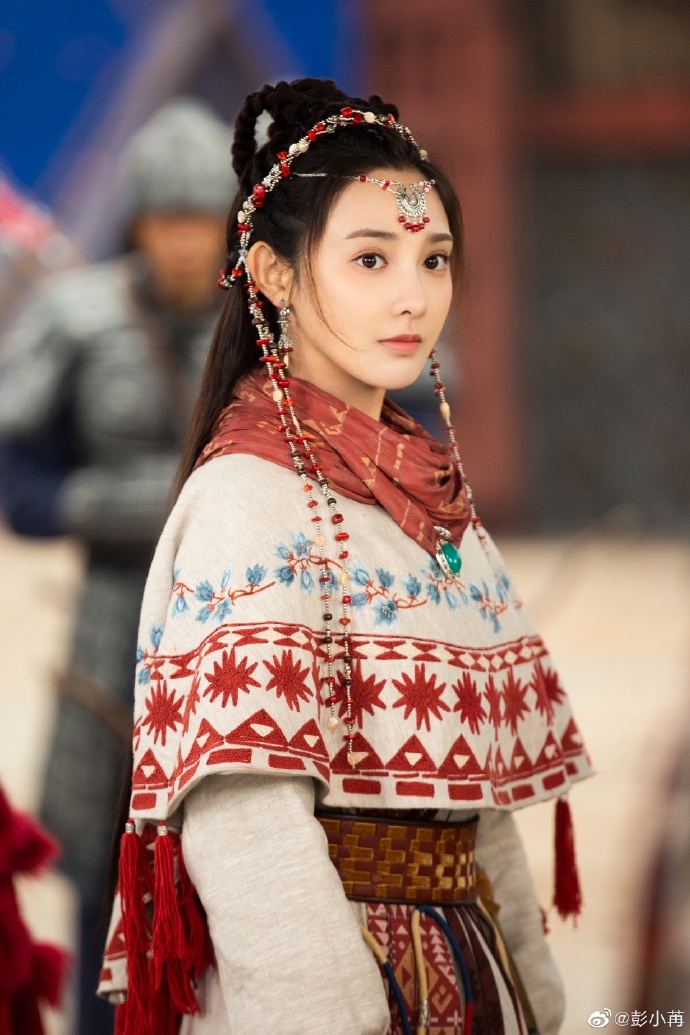 《星河長明》葉凌霜金屬頭飾和珠鍊髮飾，相當精緻奪目。