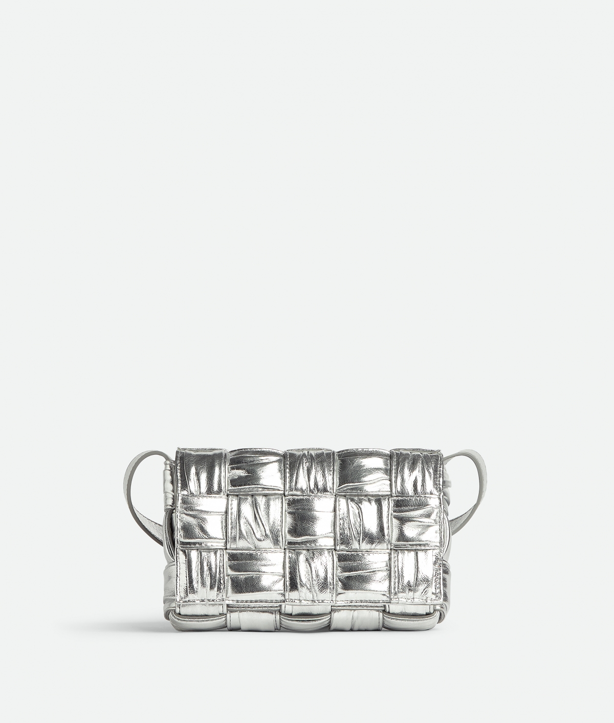 Cassette 皮革抓皺肩背包, NT$ 103,400 (耶誕限定銀色)