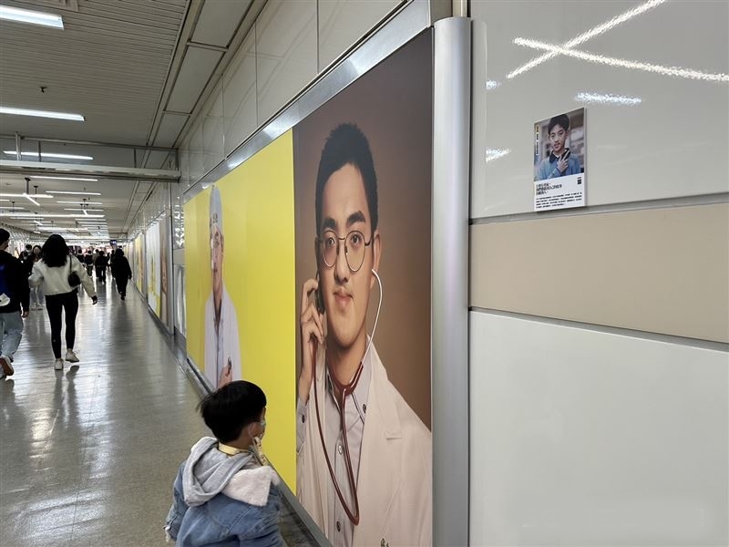 台北捷運忠孝復興站藝文廊和高雄捷運三多站4號出口,有《看見改變》公益攝影展