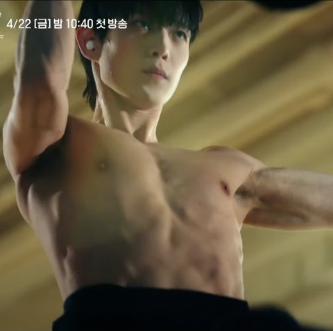 金永大在《流星》當中的胸肌也是劇中一大看點。