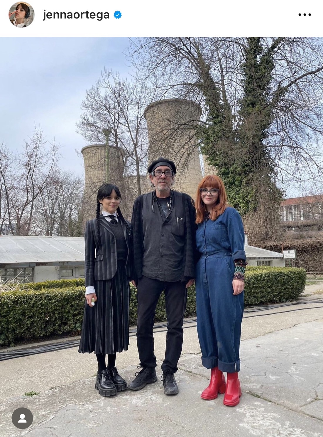 Jenna Ortega分享阿達一族《星期三》導演提姆波頓合照