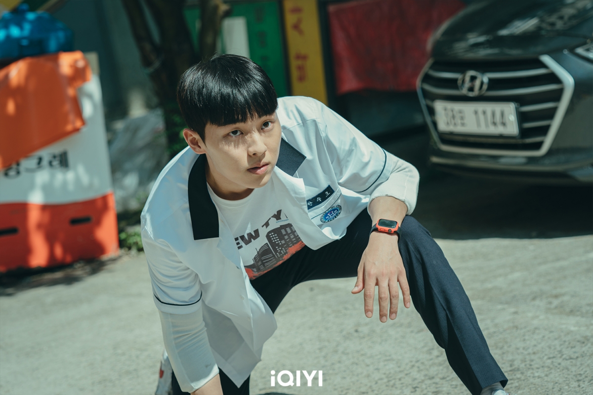 崔顯旭飾演拳擊選手出身的學生「安秀浩」，劇中展現Man Power。