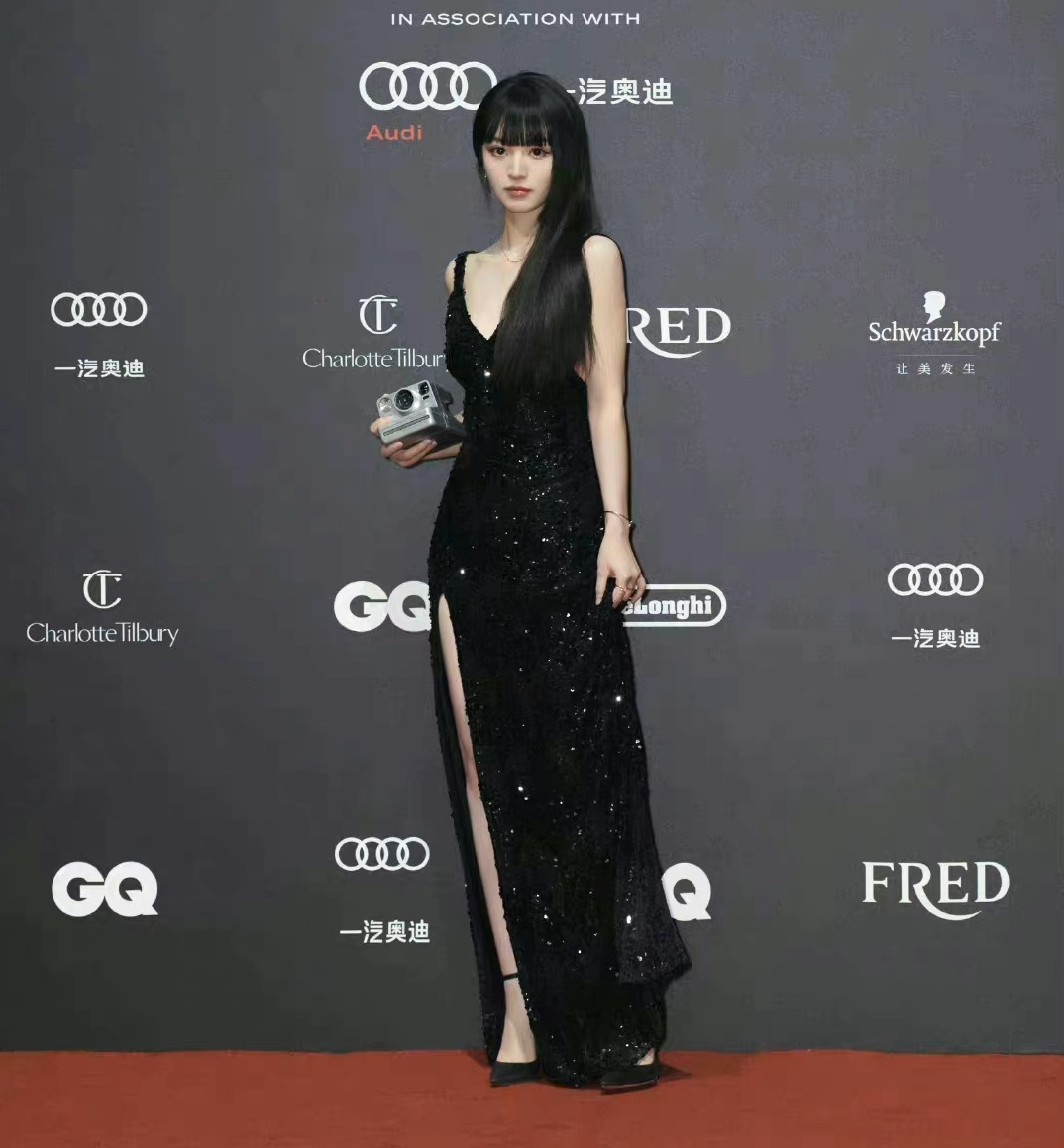 田曦薇紅毯造型:惡女黑色高衩晚禮服
