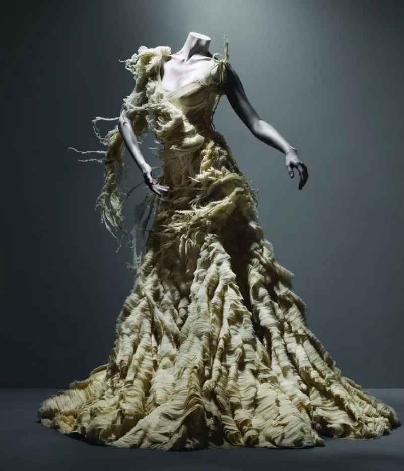 Alexander McQueen 著名的「牡蠣」連衣裙為 2003 年春夏系列。