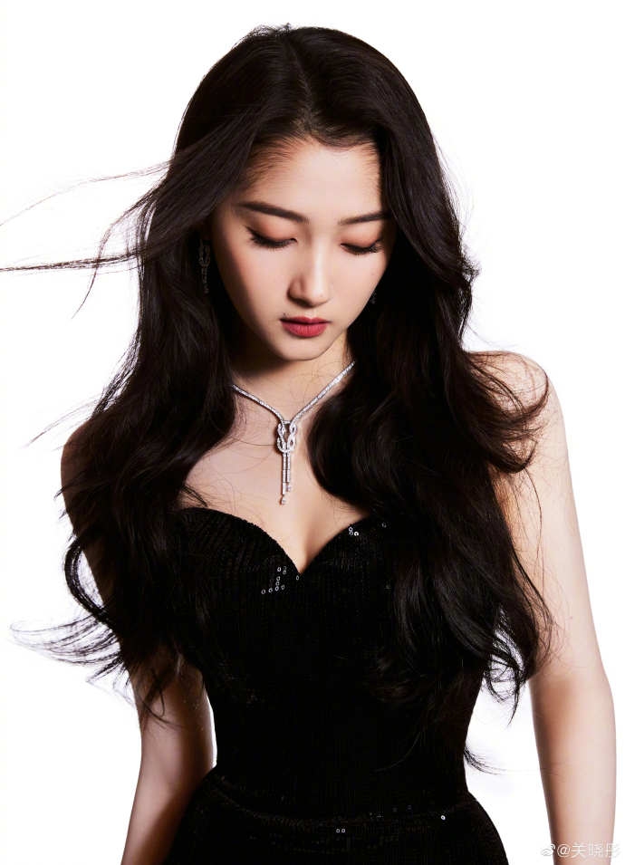 關曉彤低胸禮服展現纖細腰枝。