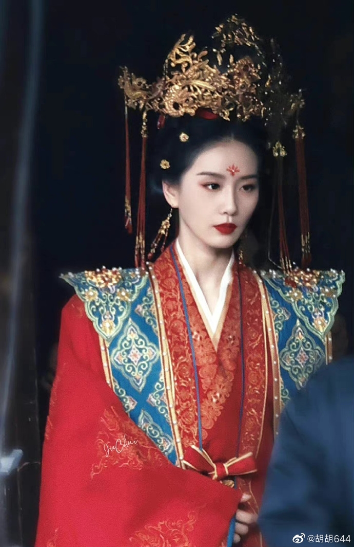 劉詩詩在《一念關山》最新曝光照換上一襲白衣美得出塵。