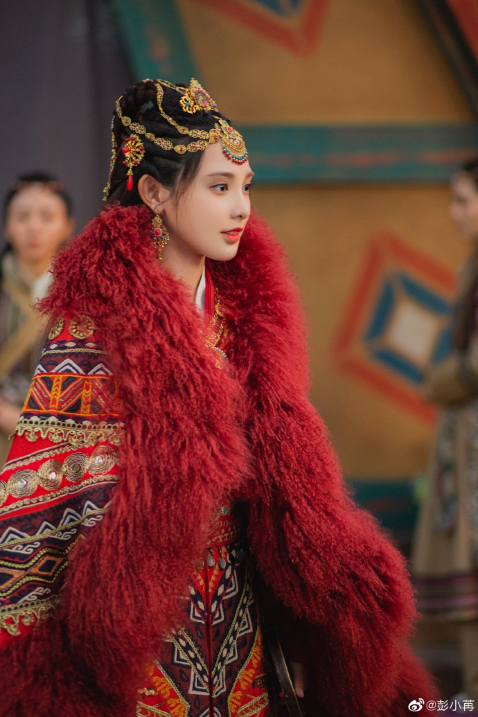 《星河長明》火紅艷麗的服裝造型在彭小苒身上更添異域風情。