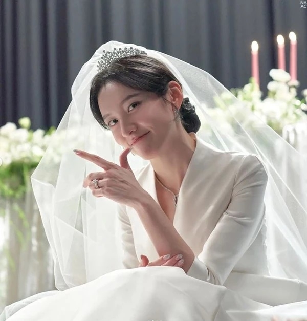 朴智賢在《財閥家的小兒子》披上白紗，精彩人設加速劇情發展。