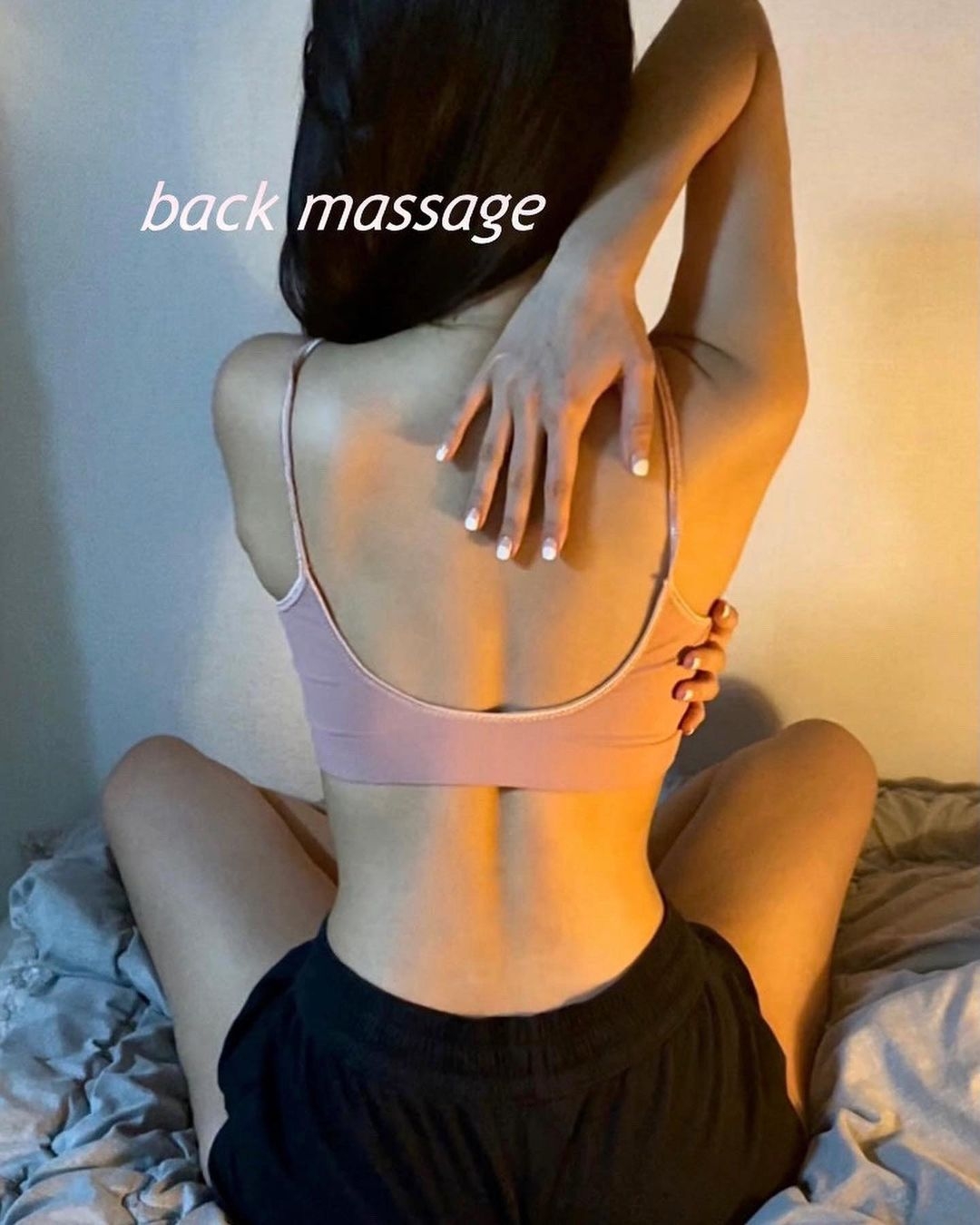 睡前可以做一些背部按摩