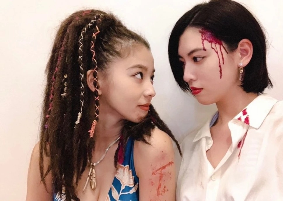 三吉彩花、朝比奈彩分享傷口花絮照