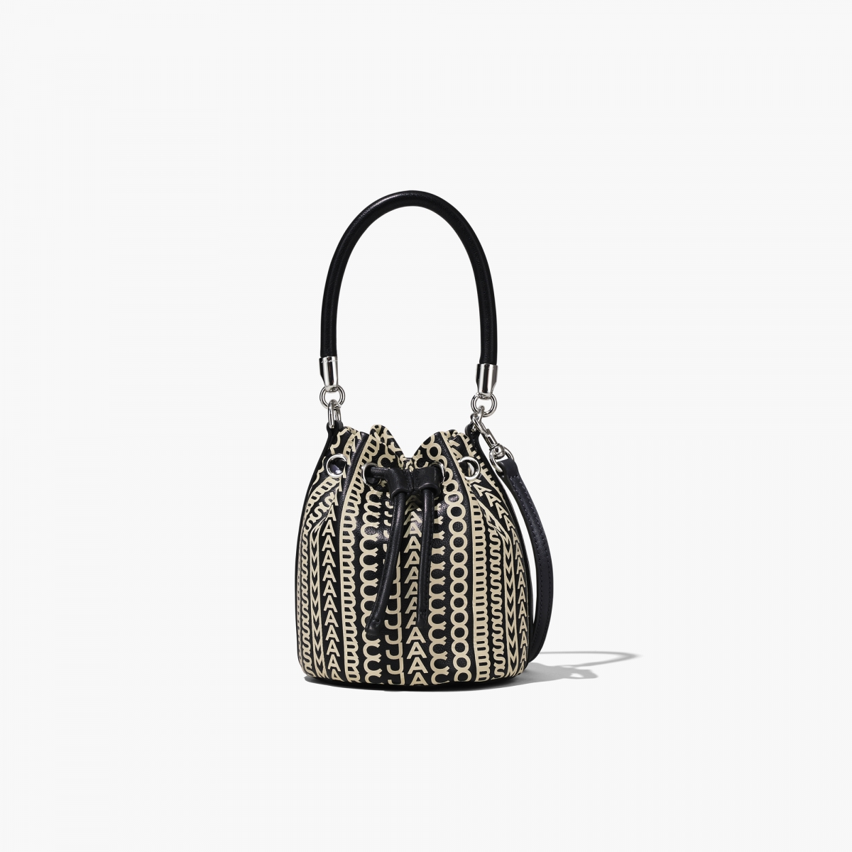 Marc Jacobs 經典黑白Monagram 圖騰迷你水桶包,NT$18,900