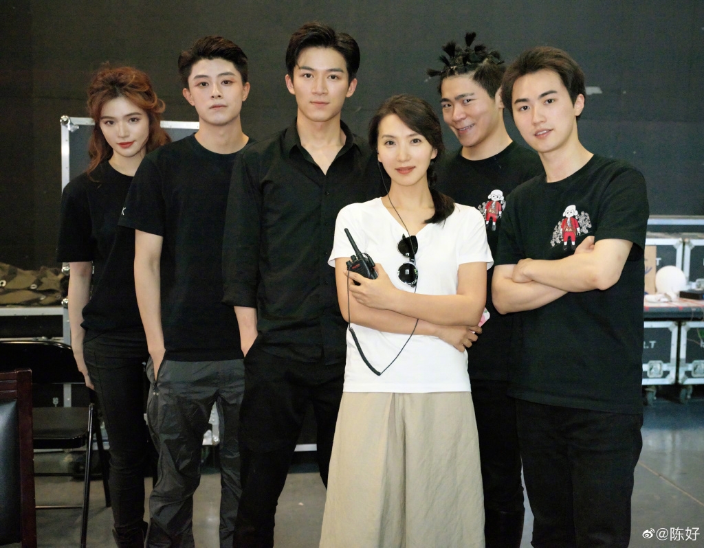 陳好被年輕一輩學生們圍繞。