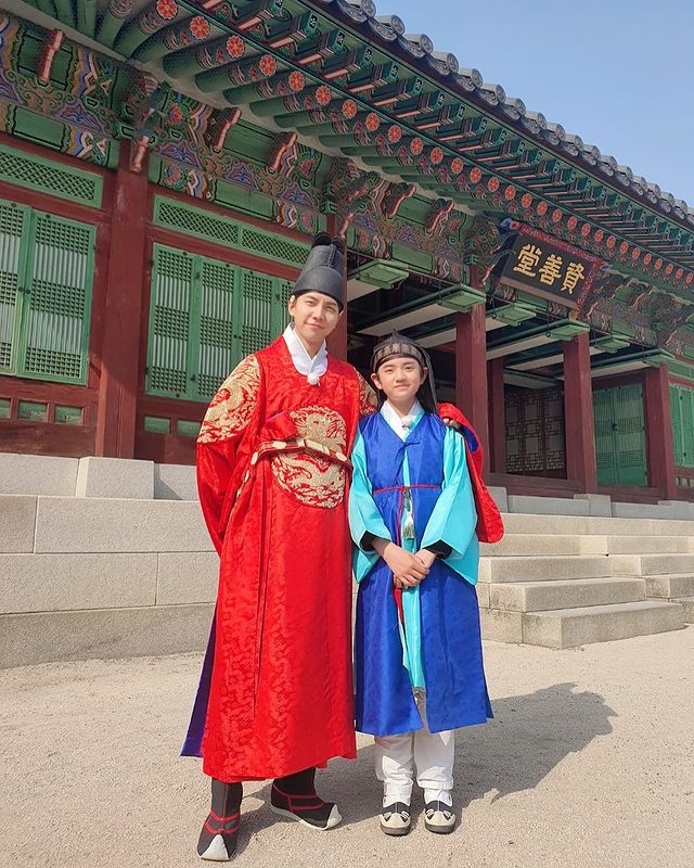 金康勳和同劇男主角李昇基合影。