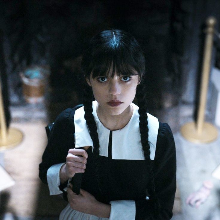 Jenna Ortega今年20歲，《星期三》是一部美國恐怖喜劇電視劇，劇情改編自《阿達一家》的星期三·阿達