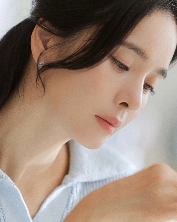 鄭惠英年紀漸長更顯得優雅從容、氣韻恬淡。