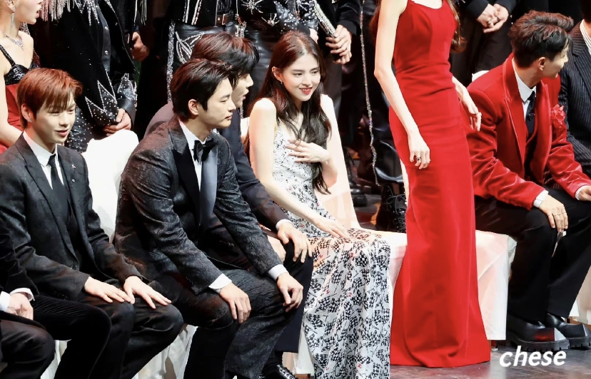 韓韶禧、金宣虎頒獎典禮互動熱絡