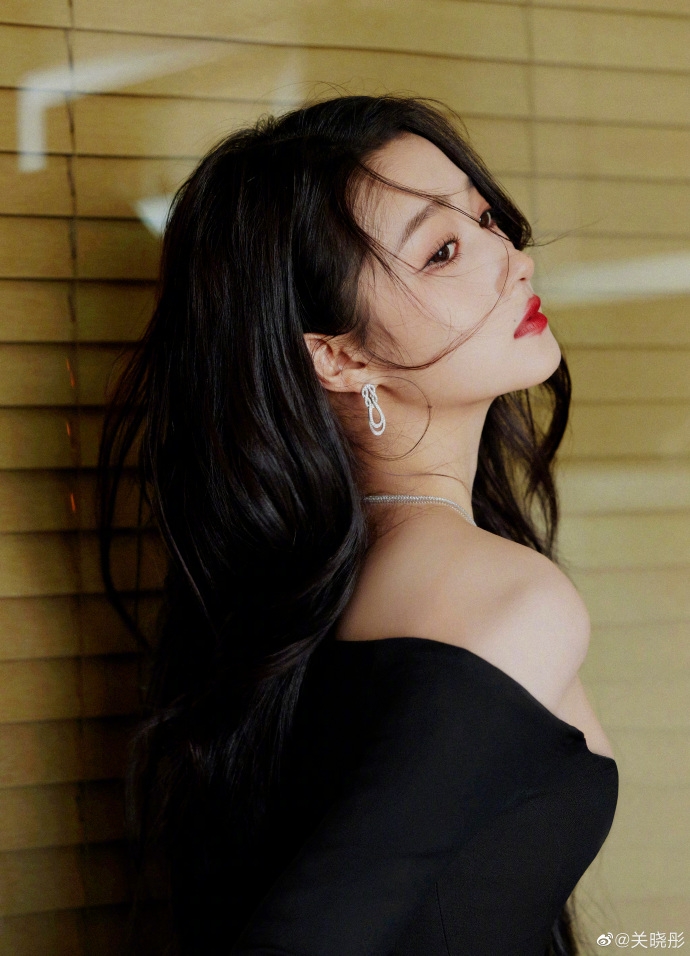 關曉彤簡單造型收穫一片好評。
