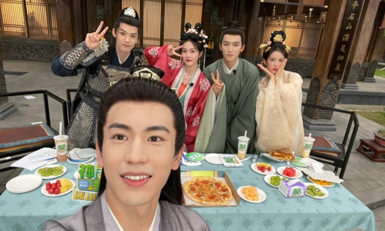 白鹿、張凌赫在《寧安如夢》分別飾演大家閨秀關雪寧和帝師謝危