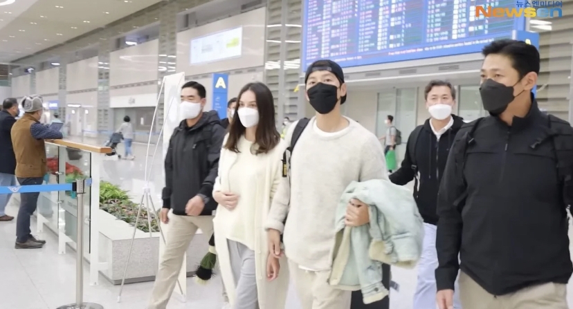 宋仲基的英國女友疑似有孕肚