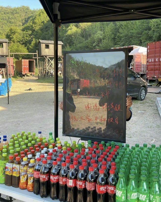 劉詩詩在《一念關山》紅衣造型英姿颯爽。