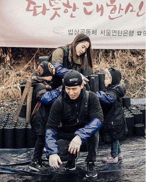 鄭惠英一家人都戮力慈善濟貧，常拉著孩子一起關懷社會角落裡需要幫助的人。