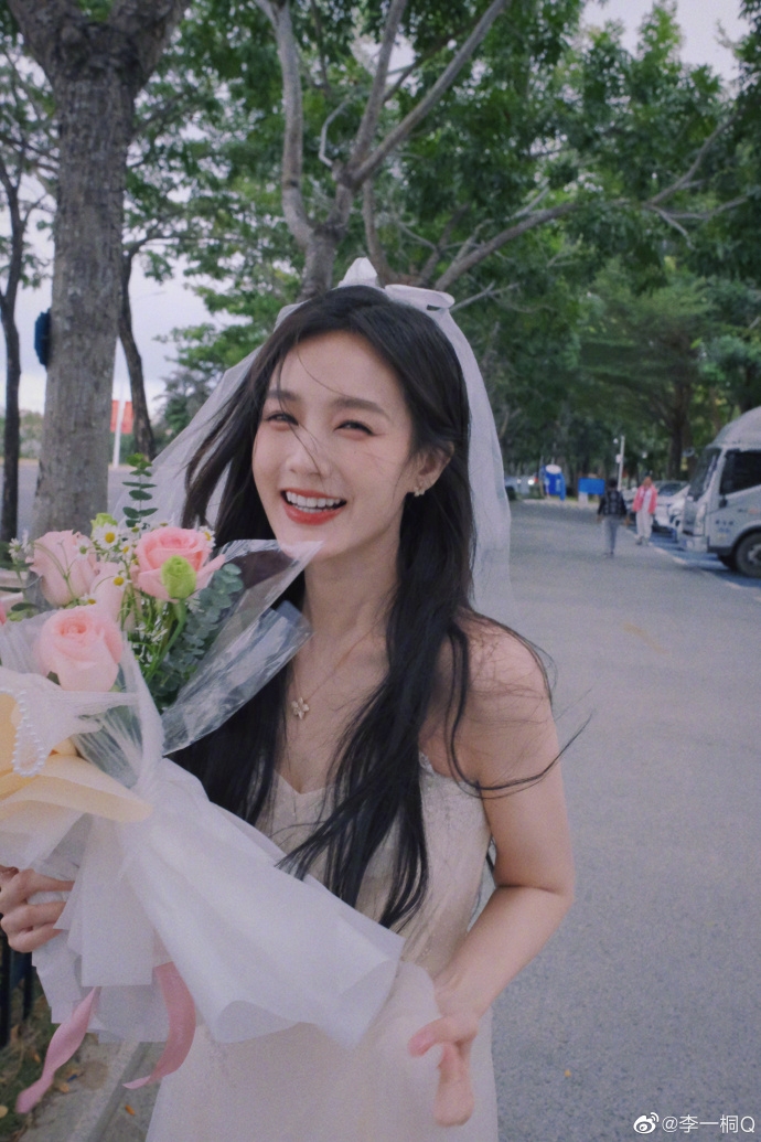李一桐甜甜一笑，以正能量回報該事件。