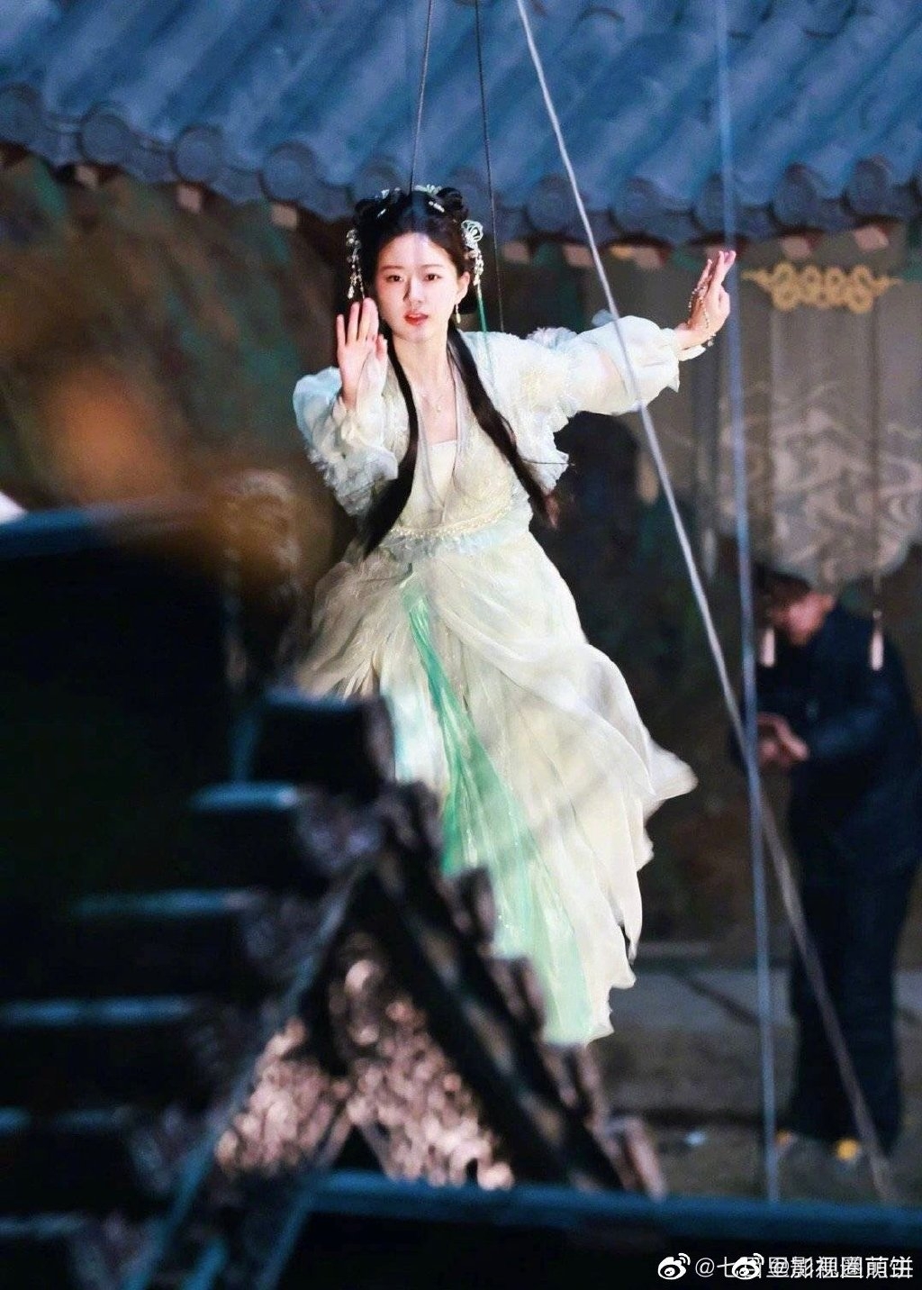 趙露思在《神隱》另一套綠衣造型俏皮可愛，吊鋼絲顯得身輕如燕。