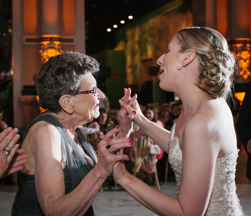 貝蒂奶奶在婚禮上盡情跳舞