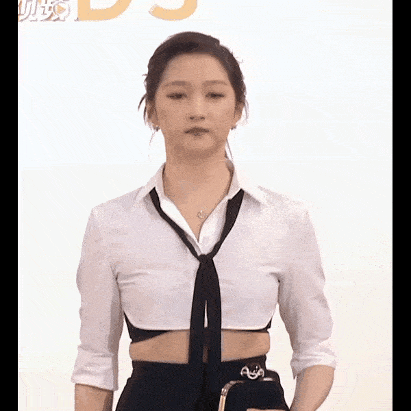 關曉彤的領帶鬆散，這身打扮讓造型師被罵翻。