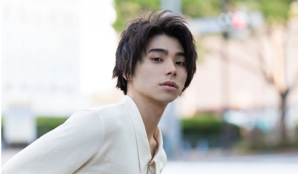 村上虹郎戲外的黑髮模樣