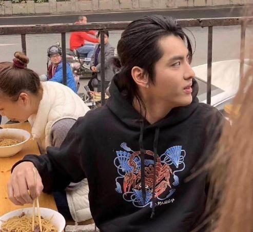 吳亦凡沒想到才32歲的自己，現在已經喪失在外面吃「大碗乾麵」的自由