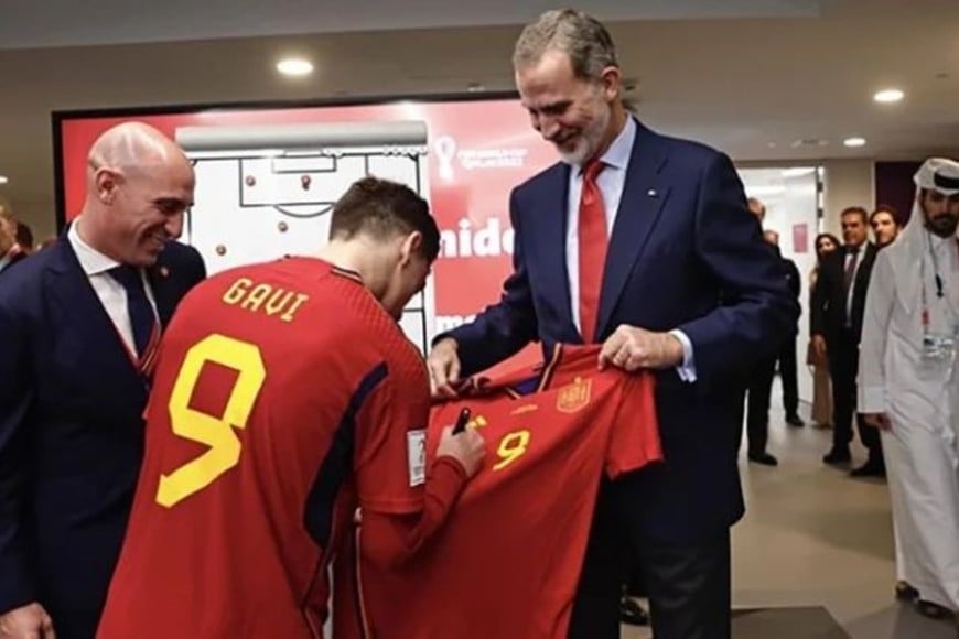 加維送「簽名球衣」給國王