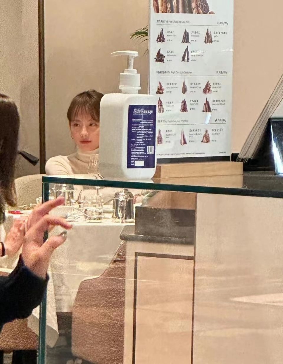 張嘉倪婚變被網友直擊的生圖在網上流傳。